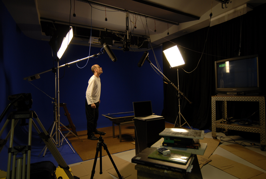 Silvio confere a inclinação da câmera antes do início da gravação no estúdio do VideoFAU. Imagem: Wagner Souza e Silva.